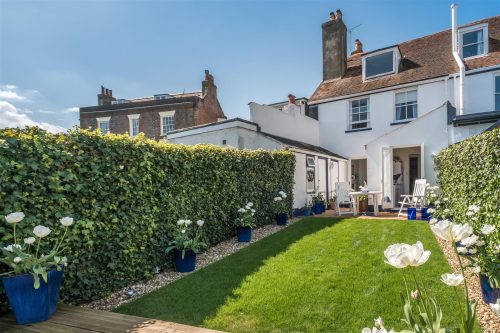 CHARACTER COTTAGE WITH SEA VIEWS. Castle Road, Cowes